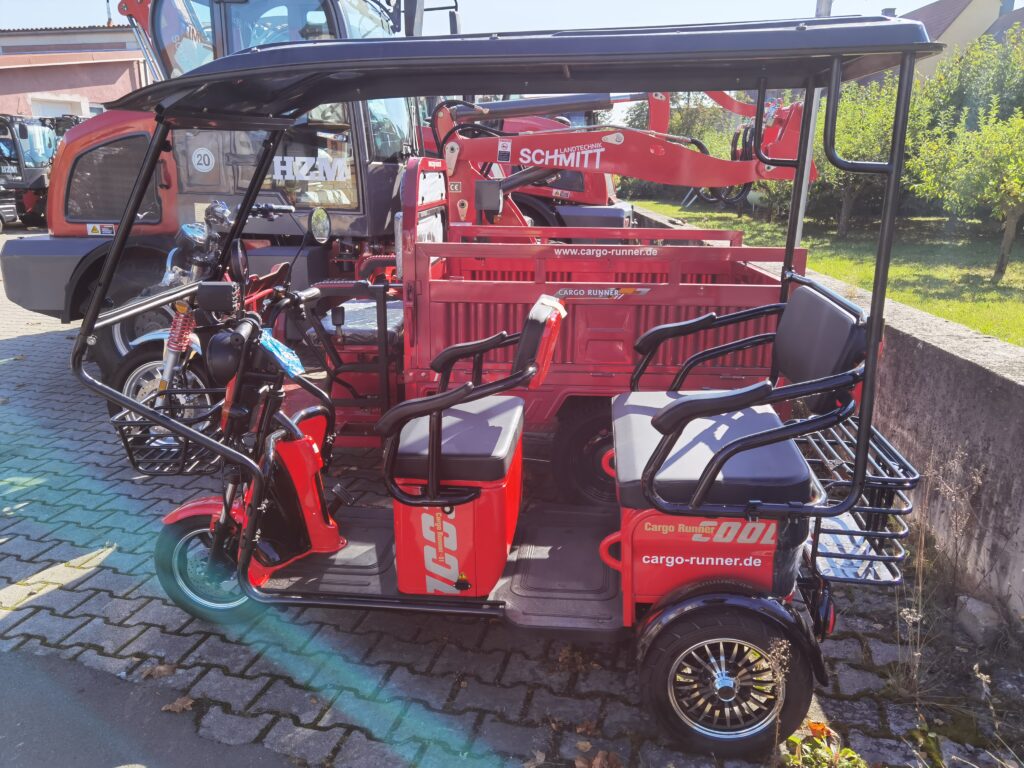 Verschiedene rote Modelle von Cargo Runner auf dem Betriebsgelände