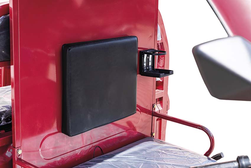 Detailansicht des roten Modells mit Blick auf den Sitzplatz und Getränkehalter