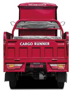 Rückansicht des Fahrzeugs mit hochgezogener Ladepritsche und Schriftzug "Cargo Runner"