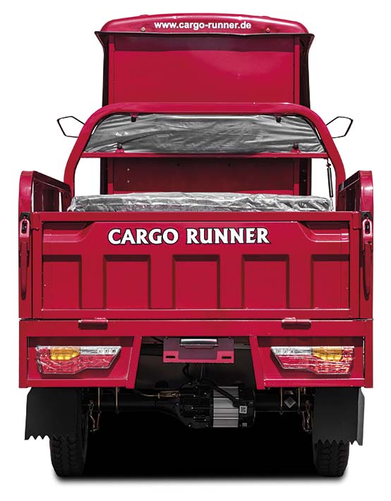 Rückansicht des Fahrzeugs mit hochgezogener Ladepritsche und Schriftzug "Cargo Runner"
