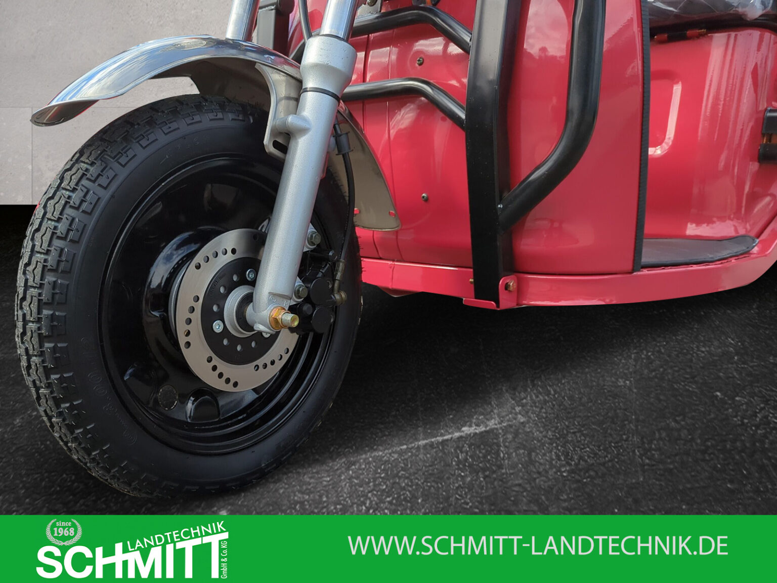 Nahaufnahme der Vorderradgabel beim roten Modell mit sichtbarer Scheibenbremse