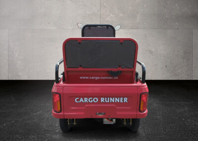 Rückansicht des roten Modells mit geschlossener Rückenlehne