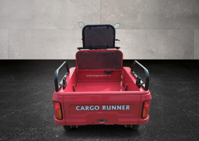 Rückansicht des roten Modells mit Sicht auf die offene Ladefläche