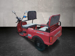 Rote Cargo Runner Rikscha mit aufgeklappter Sitzbank in Dreiviertelansicht