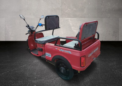 Rote Cargo Runner Rikscha mit aufgeklappter Sitzbank in Dreiviertelansicht