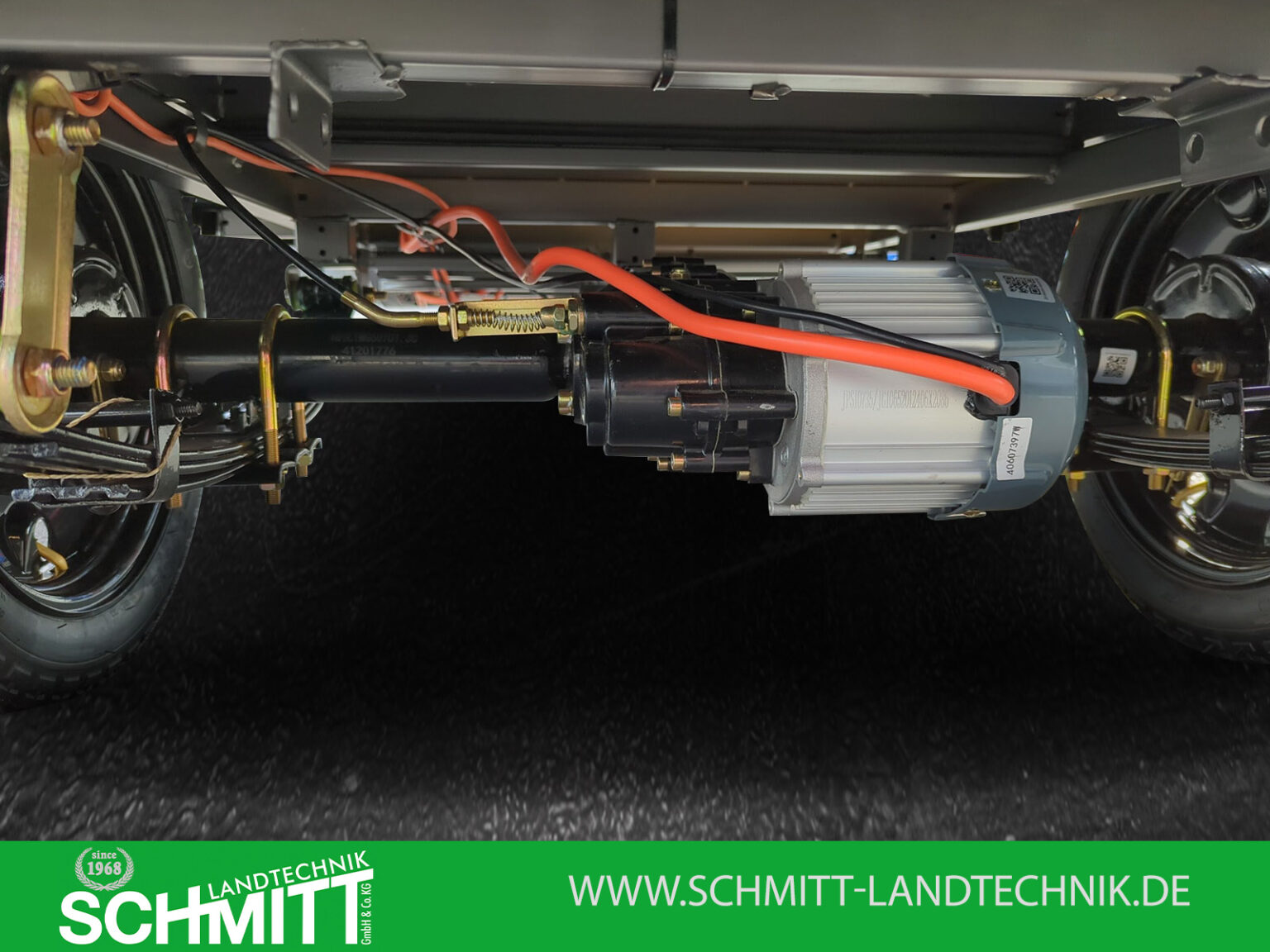 Unterbodenansicht mit Blick auf die Verkabelung und Federung