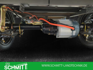 Unterbodenansicht mit Blick auf die Verkabelung und Federung