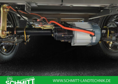 Unterbodenansicht mit Blick auf die Verkabelung und Federung