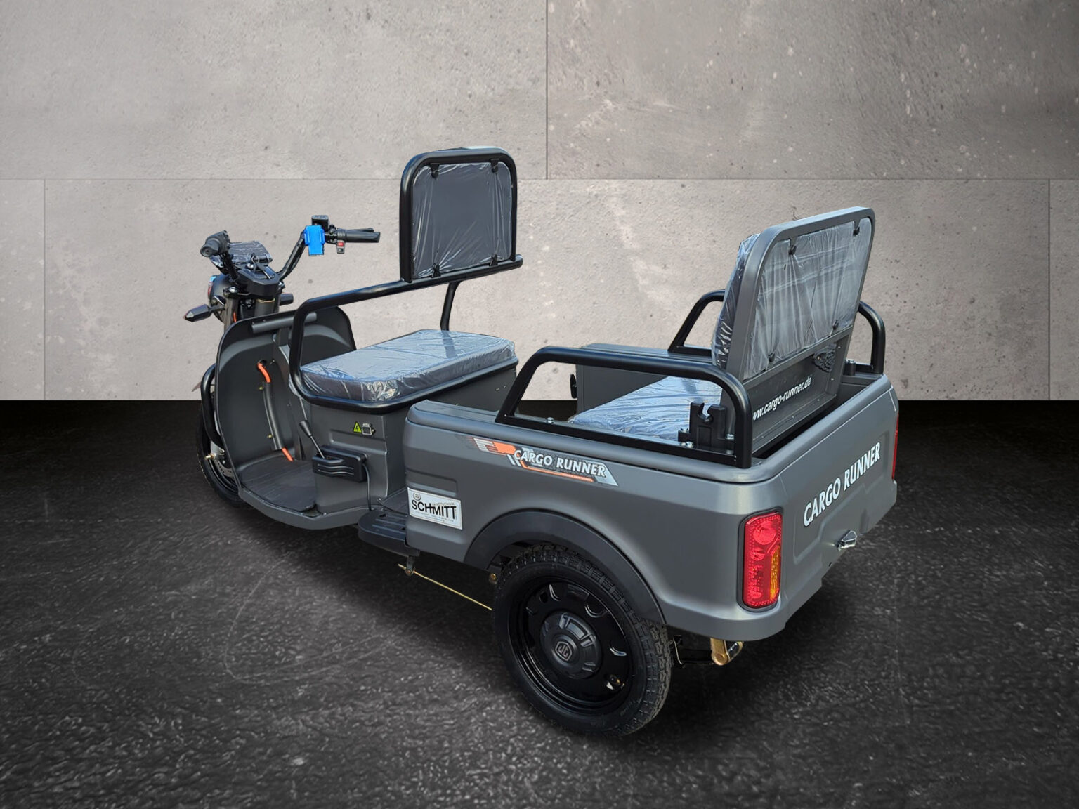 Dreiviertelansicht eines grauen Cargo Runner Compact Rikscha mit hochgeklappter Rückenlehne