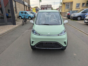 Mintgrünes Modell des Passanger Cabin 4-Sitzers auf der Straße aus Frontalperspektive