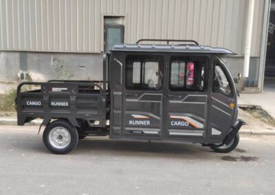 Seitenansicht des grauen Cargo Runner Doppelkabiner mit offener Ladefläche