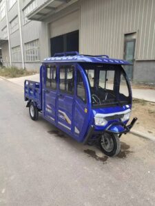 Frontalansicht des blauen Doppelkabiners mit geschlossener Kabine und offener Ladefläche