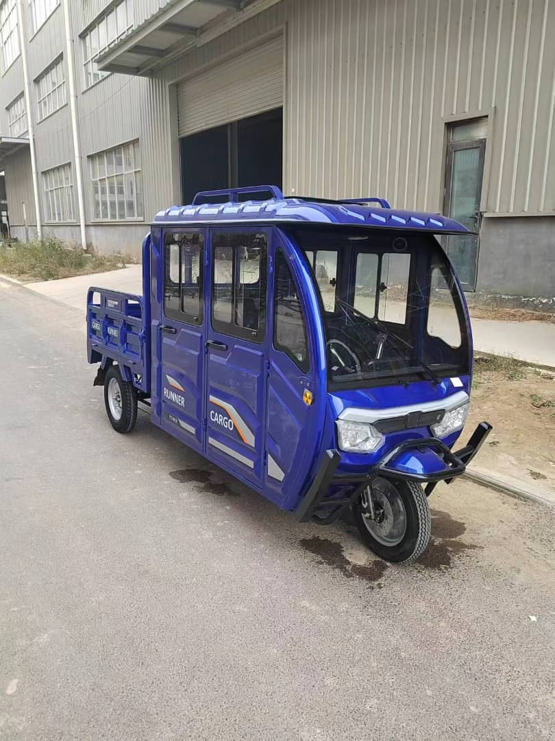 Frontalansicht des blauen Doppelkabiners mit geschlossener Kabine und offener Ladefläche