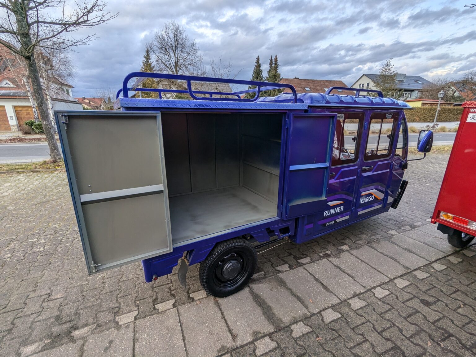 Cargo Runner Doppelkabiner in Blau mit seitlicher geöffneter Transportbox