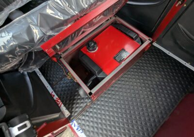 Innenansicht eines roten Elektro-Personentransporters Cargo Runner Doppelkabiner