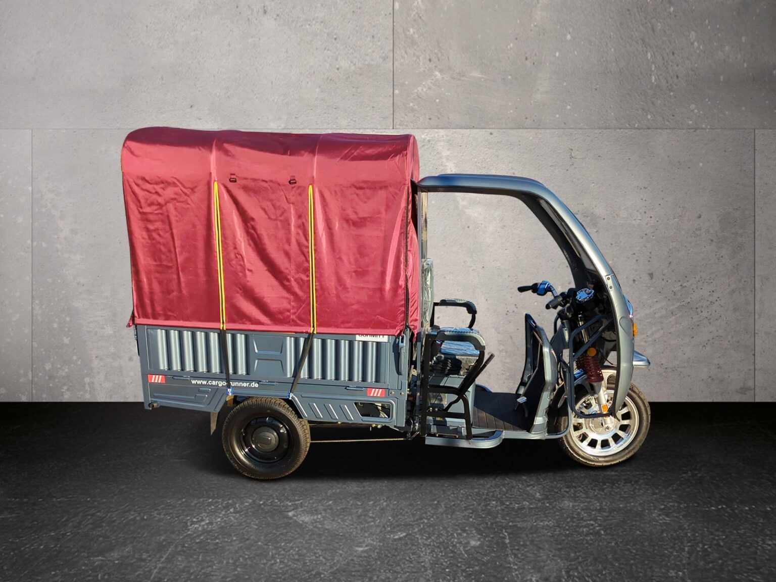 Seitenansicht Cargo Runner Big mit roter Plane