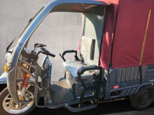 Fahrersitz im Cargo Runner Big mit roter Plane