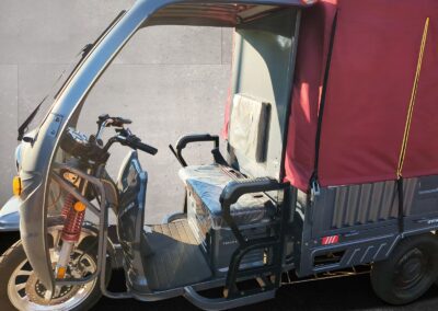 Fahrersitz im Cargo Runner Big mit roter Plane