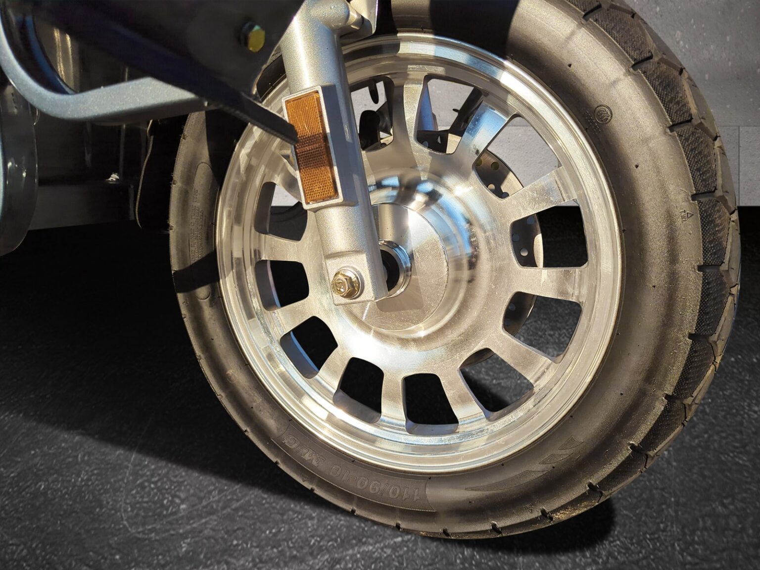 Detailaufnahme Reifen des Cargo Runner Big mit roter Plane