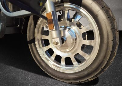 Detailaufnahme Reifen des Cargo Runner Big mit roter Plane