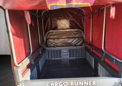 Cargo Runner Big mit roter Plane Innenansicht Ladefläche
