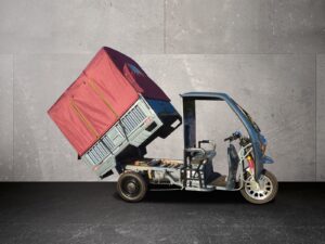 Cargo Runner Big mit roter Plane mit gekippter Ladefläche