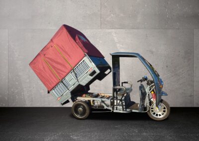 Cargo Runner Big mit roter Plane mit gekippter Ladefläche