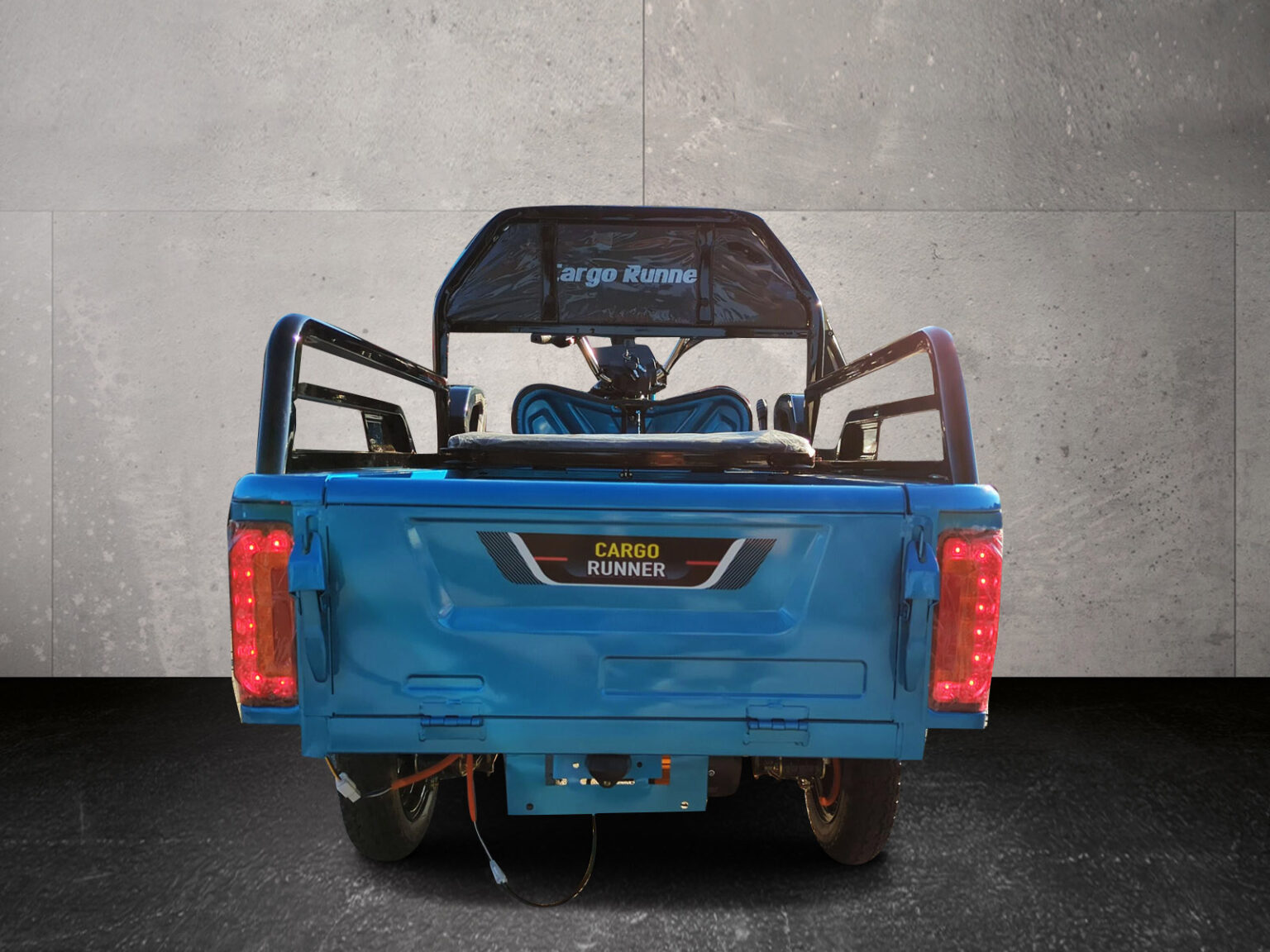 Rückansicht des blauen Compact mit markanten Rückleuchten und Pritschenrahmen