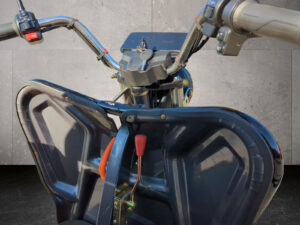 Detailaufnahme des Lenkers beim Cargo Runner Compact in Grau