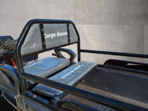 Detailaufnahme der Sitzfläche mit Rückenlehne beim Cargo Runner Compact in Grau