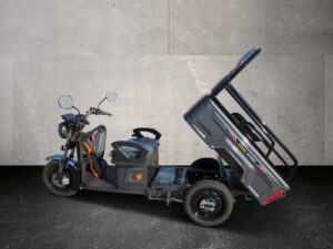 Seitenansicht grau lackierter Cargo Runner Compact mit gekippter Pritsche