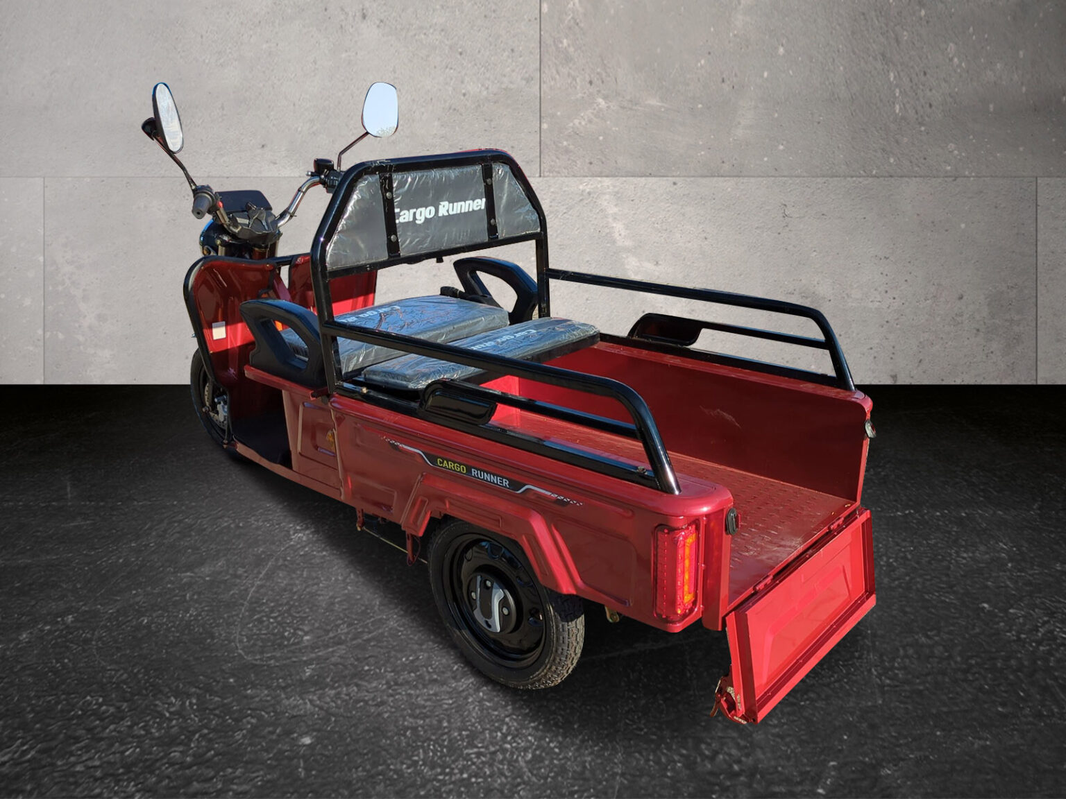 Seitenansicht rechts des Cargo Runner Compact in Rot mit geöffneter Pritsche
