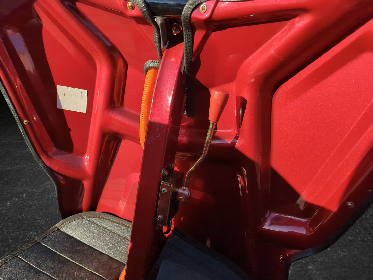 Trittbrett mit rutschfester Gummimatte beim Einstieg