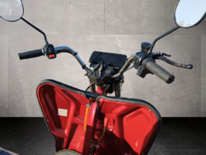 Nahaufnahme des Lenkers mit Gasgriff und Spiegel des Cargo Runner Compact