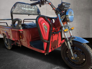 Seitenansicht links mit Blick auf den Fahrerbereich beim roten Modell