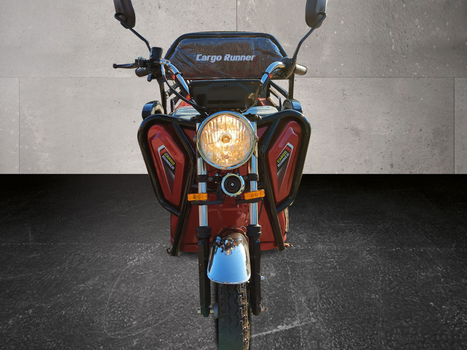 Cargo Runner Compact Frontalansicht mit Doppelscheinwerfer, Lenker und Windschild