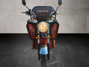 Cargo Runner Compact Frontalansicht mit Doppelscheinwerfer, Lenker und Windschild