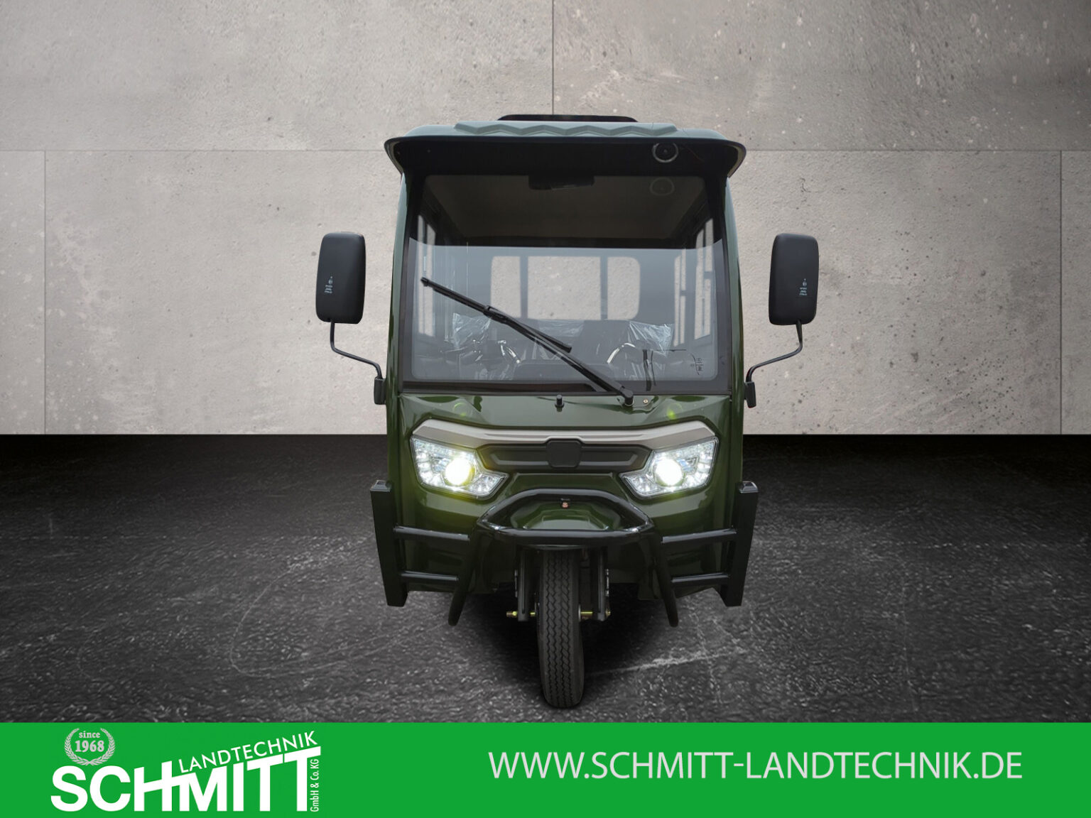 Frontalansicht des Doppelkabiners in grün mit geschlossener Front und Dachscheinwerfern