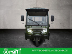 Frontalansicht des Doppelkabiners in grün mit geschlossener Front und Dachscheinwerfern