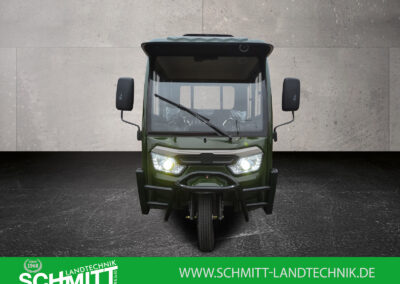 Frontalansicht des Doppelkabiners in grün mit geschlossener Front und Dachscheinwerfern