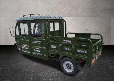 Rückansicht des militärgrünen Doppelkabiners mit Kabine und Pritsche