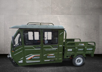 eitenansicht des grünen Doppelkabiners mit offener Ladefläche