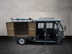 Seitenansicht eines grauen Doppelkabiners mit geöffneter Transportbox