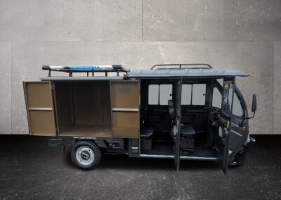 Seitenansicht eines grauen Doppelkabiners mit geöffneter Transportbox