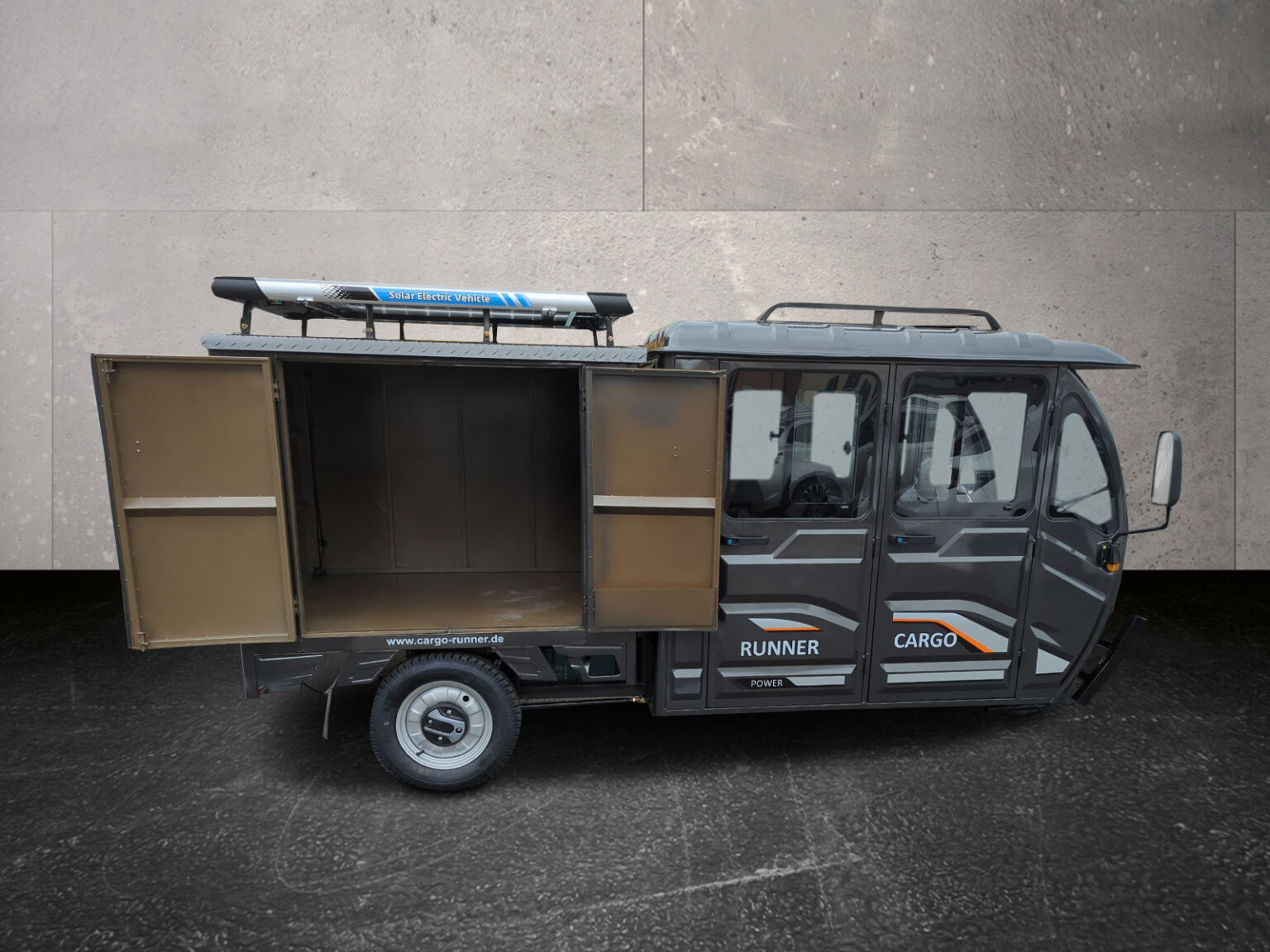 Seitenansicht des grauen Doppelkabiners mit geöffneter montierter Transportbox und Dachträger