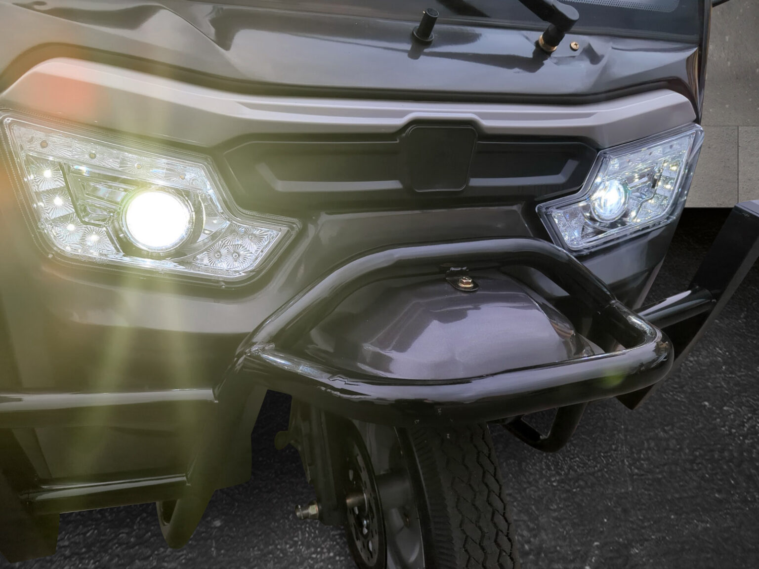 Nahaufnahme der Fahrzeugfront mit LED-Scheinwerfer des Doppelkabiners