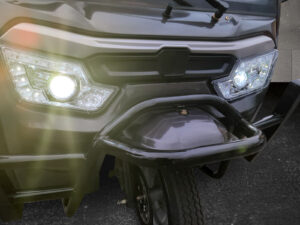 Nahaufnahme der Fahrzeugfront mit LED-Scheinwerfer des Doppelkabiners