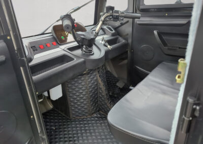 Innenaufnahme des Cockpits im Doppelkabiner mit Lenkrad und Schalteinheit