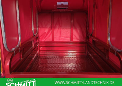 Innenansicht der Ladefläche mit rotem Planenaufbau und rutschfester Bodenstruktur