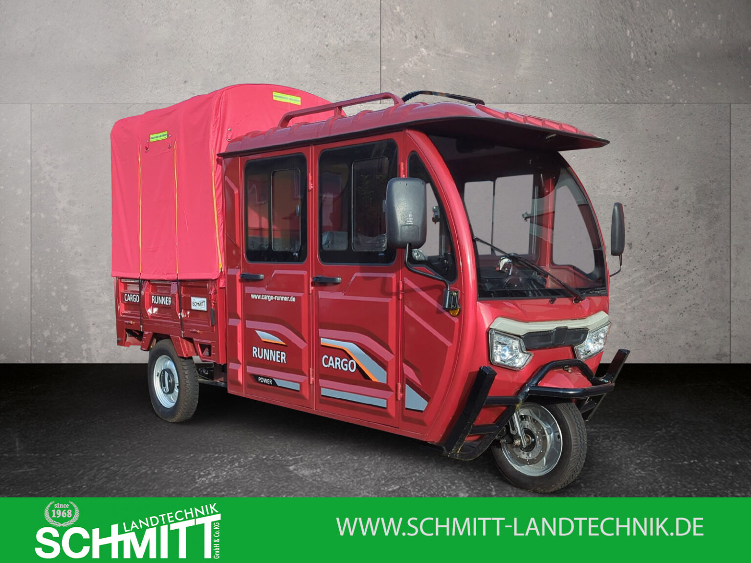 Dreiviertelansicht vorne links des roten Doppelkabiner mit geschlossenem Planenaufbau